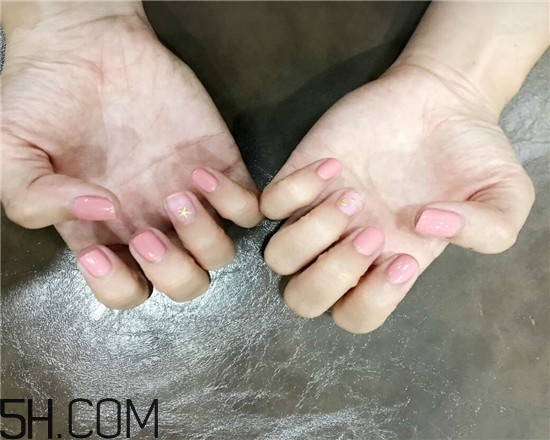 什么牌子指甲油好用？2018清新美甲圖片最新款