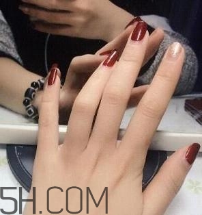 冬天美甲適合什么顏色？純色美甲跳色款式搭配圖