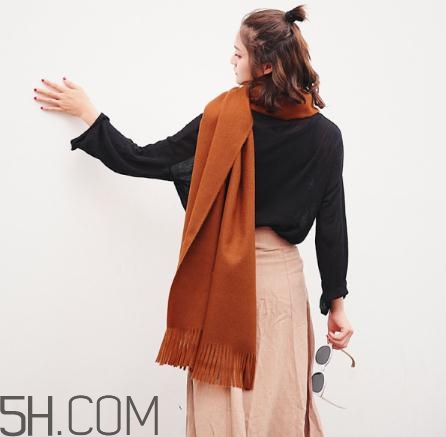 焦糖色圍巾配什么顏色衣服？焦糖色圍巾搭配圖片