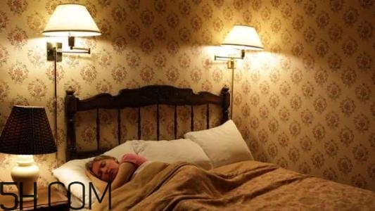 睡覺不關(guān)燈的危害有哪些？如何正確的睡個(gè)美容覺？