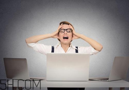 焦慮癥患者為什么一到晚上就焦慮得厲害？焦慮癥嚴重了會怎么樣？