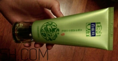 百雀羚泡沫潔面乳洗后緊繃嗎？適合干皮嗎？
