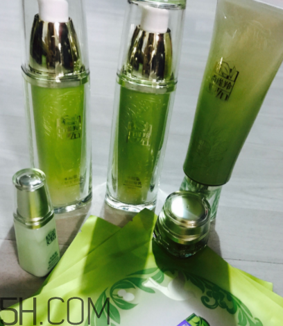 百雀羚水能量套盒適合油皮嗎？適合秋冬用嗎？