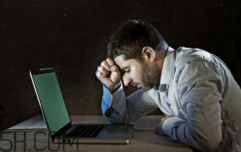 男性經常熬夜有哪些危害？男性常熬夜對身體危害有哪些？