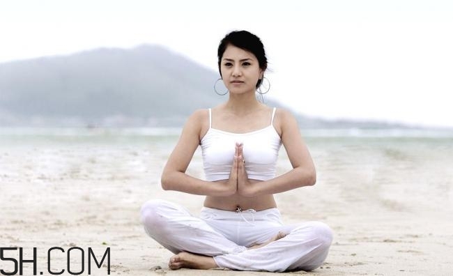 女性乳房脹痛乳頭瘙癢的原因有哪些？女性如何進行乳房保?。?></p><p>經(jīng)常游泳、做俯臥撐、擴胸運動，每天早晚仰臥在床上，用雙手按摩乳房。具體操作是：在乳房周圍旋轉(zhuǎn)按摩，順時針、逆時針方向，直到乳房皮膚微紅微熱為止，最后提拉乳頭數(shù)次，這樣能刺激整個乳房，包括乳腺管、脂肪組織、結(jié)締組織等，使乳房得更豐滿，更富有彈性。
豐胸要有道，選擇合適的豐胸產(chǎn)品，不要疾病亂投醫(yī)，胡亂試用豐胸產(chǎn)品。正確的穿胸罩是保護乳房的第一步，可以很好的防治乳房變形，在睡眠姿勢上我們也要注意。我們還可以做一些豐胸按摩，同時吃一些豐胸食品。</p><h3>吃什么對乳房不好</h3><p>1、喝咖啡太多</p><p>瑞典科學家的一項最新發(fā)現(xiàn)引起很多人的關(guān)注，因為他們指出，女孩每天喝咖啡若超過三杯，她們的乳房會變小。研究人員通過檢測發(fā)現(xiàn)，半數(shù)女性體內(nèi)含有一種特殊基因，因為這種基因，當她們攝入咖啡因時，乳房就會縮小。</p><p>2、斷食減肥法</p><p>長期處于饑餓的狀態(tài)，人體以為進入了饑荒年代，必然會調(diào)動儲藏的脂肪和蛋白質(zhì)來應(yīng)付，而乳房的主要結(jié)構(gòu)成文之一就是脂肪和膠原蛋白。</p><p>胸部脂肪減少、皮膚松弛、胸肌流失，而營養(yǎng)不足又引起腺體組織萎縮，整體胸部組織減少，但連接胸肌和乳房的結(jié)締組織卻沒有隨之減少，因此胸部就變小變下垂了。</p><p>3、不吃油</p><p>乳房大小取決于乳腺組織和脂肪的數(shù)量。因此，適度地增加胸部的脂肪量，是提高豐挺度的最自然、最合理、最健康的方法。不要片面追求苗條的體型曲線美，而盲目地節(jié)食、挑食，專吃素菜，不吃魚、肉等葷菜。</p> </div>
<div align=