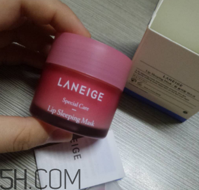 蘭芝夜間唇膜每次敷多厚？每次用多少？