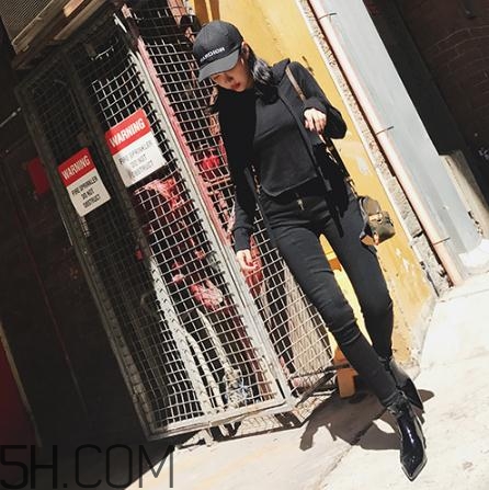 黑色衣服掉色屬于質(zhì)量問題嗎？黑色衣服掉色嚴(yán)重怎么辦？