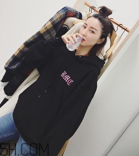 黑色衣服粘毛怎么處理？黑色衣服沾毛怎么辦？