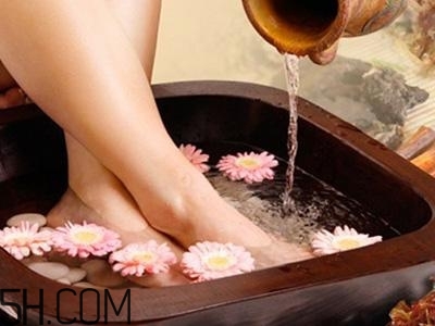 檸檬精油可以泡腳嗎？檸檬精油泡腳的好處有哪些？