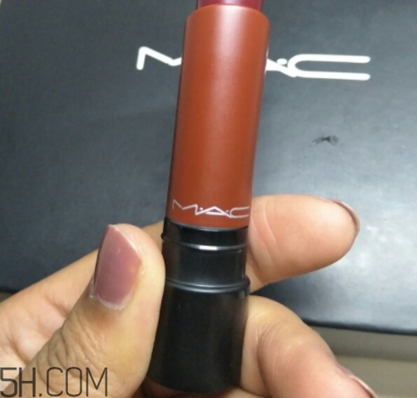 魅可和雅詩蘭黛哪個(gè)好？mac和雅詩蘭黛口紅對(duì)比