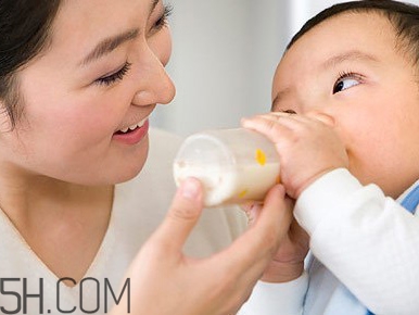 斷奶應(yīng)該是怎樣的一個(gè)過(guò)程？斷奶的過(guò)程中要注意哪些問(wèn)題？