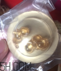 伊麗莎白雅頓眼部精華液油不油？長脂肪粒嗎？