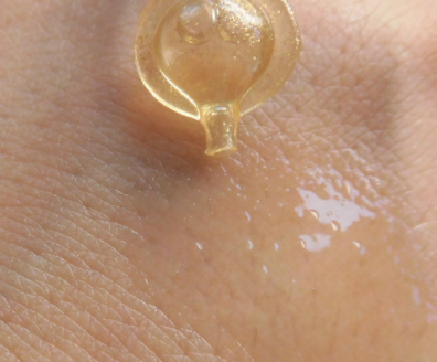 伊麗莎白雅頓眼部精華液油不油？長脂肪粒嗎？