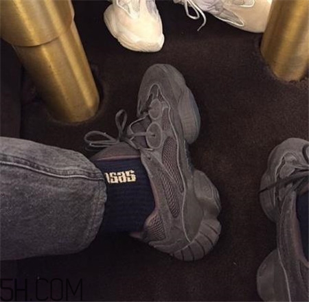 yeezy 500 desert rat純黑配色實物什么樣？