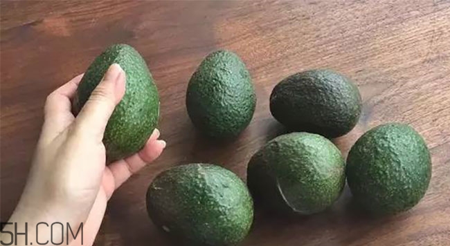 牛油果和牛奶可以一起吃嗎？牛油果和牛奶可以榨汁嗎？