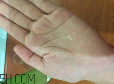 蘭蔻水光瓶后續要疊加面霜嗎？可以和精華疊加嗎？