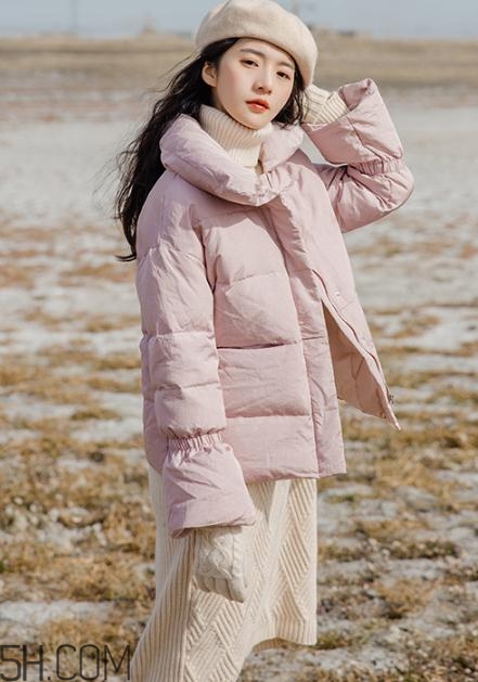 粉色羽絨服里面怎么搭配？粉色羽絨服內(nèi)搭什么？