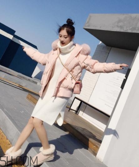 粉色羽絨服里面怎么搭配？粉色羽絨服內(nèi)搭什么？