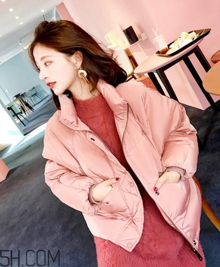 粉色羽絨服里面怎么搭配？粉色羽絨服內(nèi)搭什么？