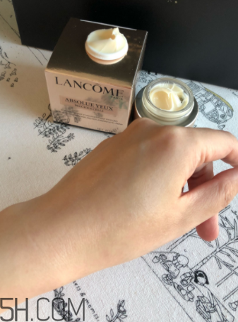 蘭蔻菁純眼霜與小黑瓶眼霜有什么區(qū)別？哪個好用？