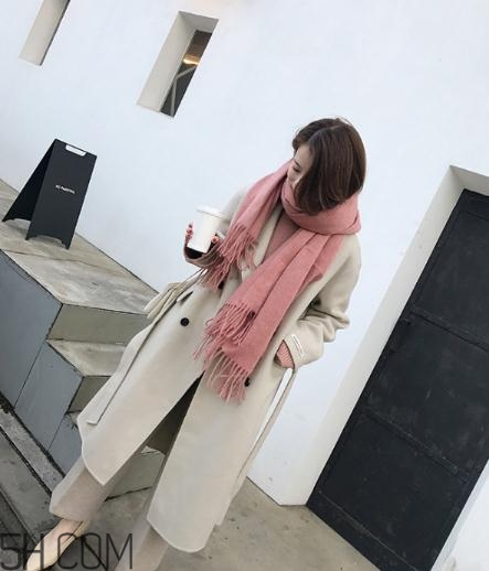 粉色圍巾怎么搭配衣服？粉色圍巾配什么顏色衣服？