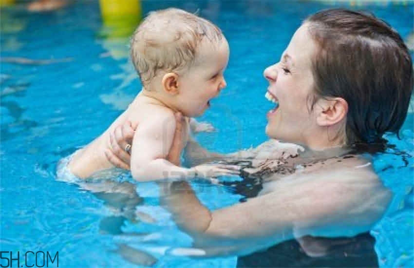 嬰幼兒睡覺翻白眼是怎么回事？寶寶學(xué)游泳有哪些講究？