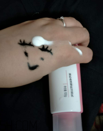 瓷肌晶透雪肌潔面乳可以卸妝嗎？清潔力如何？