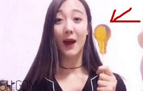 燈泡糖放進(jìn)嘴巴為什么拿不出來(lái)？燈泡棒棒糖怎么拿出來(lái)？