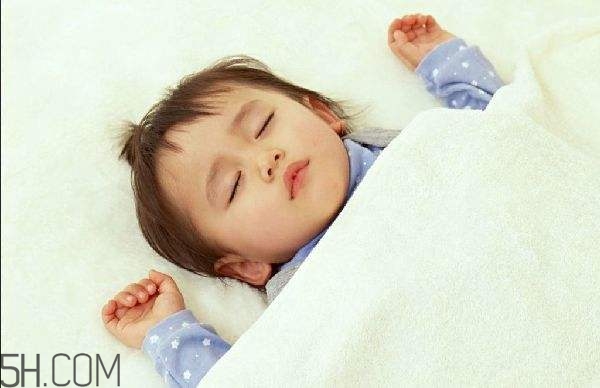 常對嬰幼兒撫觸有哪些作用？寶寶一周歲怎樣安排作息？