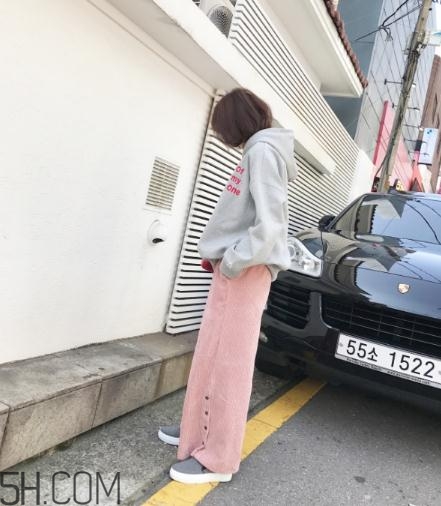 粉色褲子配什么上衣？將時尚與溫暖兼具的搭配