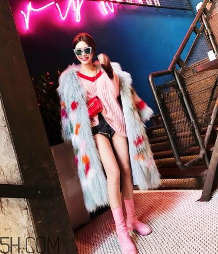 粉色內(nèi)搭怎么配外套？冬季也要風度與溫度共存