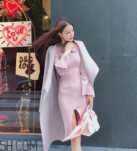 粉色裙子配什么外套？?jī)?yōu)雅時(shí)尚兩不誤