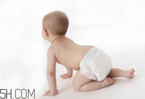 寶寶腿紋不對稱是怎么回事？嬰幼兒的生長發(fā)育標(biāo)準(zhǔn)是怎樣的？