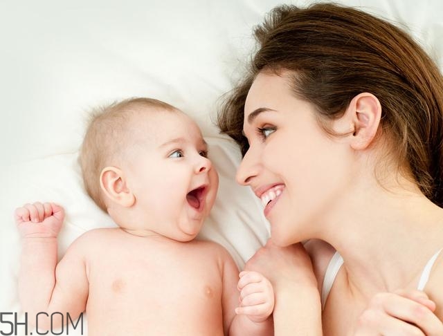 寶寶腿紋不對稱是怎么回事？嬰幼兒的生長發(fā)育標(biāo)準(zhǔn)是怎樣的？