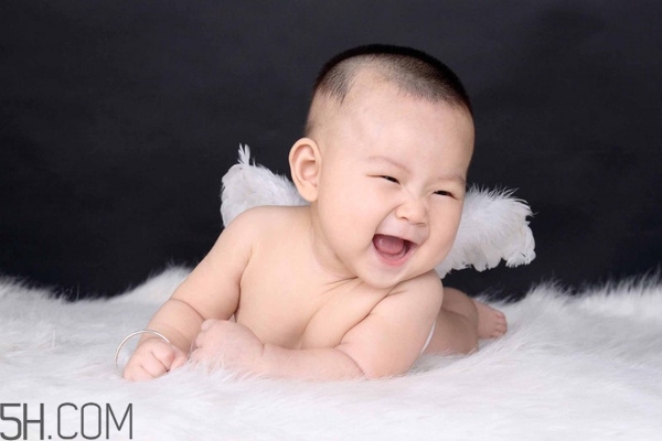 寶寶腿紋不對稱是怎么回事？嬰幼兒的生長發(fā)育標(biāo)準(zhǔn)是怎樣的？