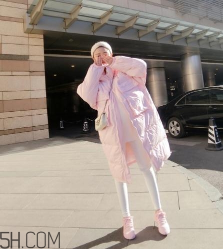 粉色面包服配什么褲子？少女心爆棚的經典搭配