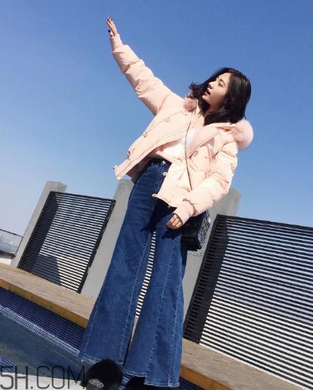 粉色面包服配什么褲子？少女心爆棚的經典搭配