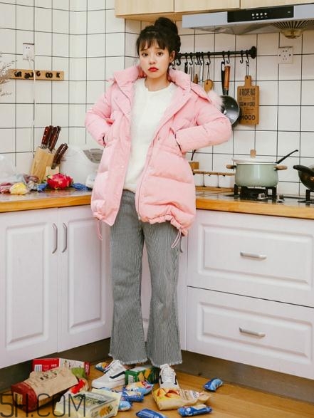 粉色面包服配什么褲子？少女心爆棚的經典搭配