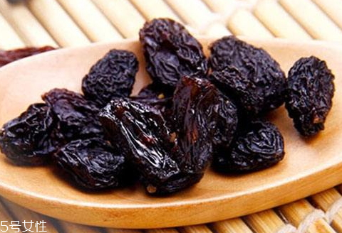 葡萄干發黑了還能吃嗎 兩種情況區別對待