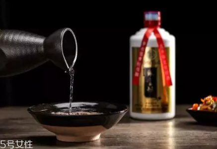 喝白酒有哪些好處？喝點白酒能激活腸胃