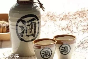喝白酒有哪些好處？喝點白酒能激活腸胃