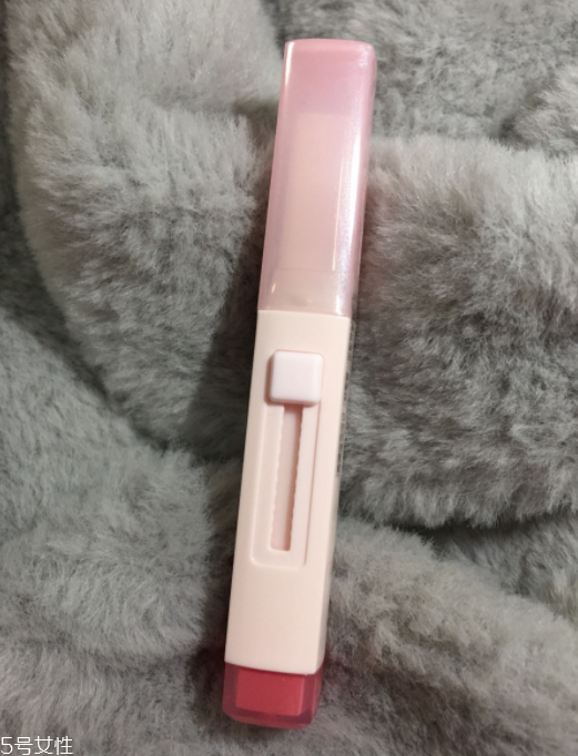 蘭芝V型唇膏01號色是什么樣的？淡粉色很溫婉