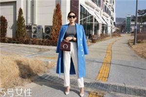 藍色大衣搭配什么包包？為你凹足造型感