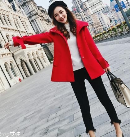 大紅色大衣配什么顏色毛衣？新年就要中國紅