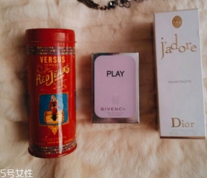 紀梵希和范思哲誰高檔？范思哲真正的奢侈品