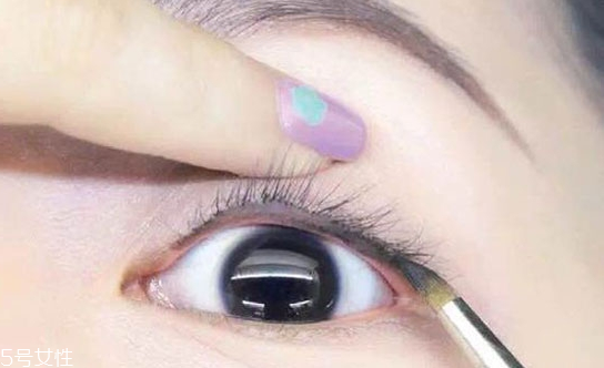 新手適合眼線液還是眼線筆？史上最全眼線誤區