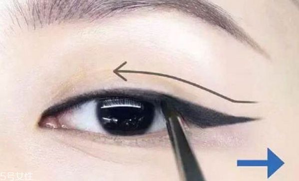 新手適合眼線液還是眼線筆？史上最全眼線誤區