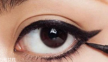 初學者怎么畫眼線好？教你如何正確畫完整眼妝