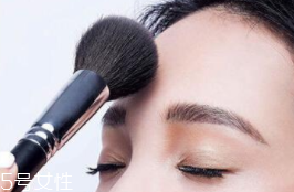蜜粉可以用在唇部嗎？蜜粉可打造霧面雙唇