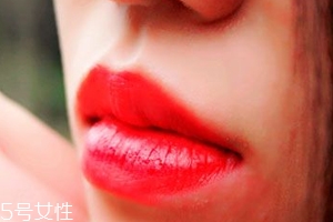 唇膏怎么涂出豐唇？唇中點珠光